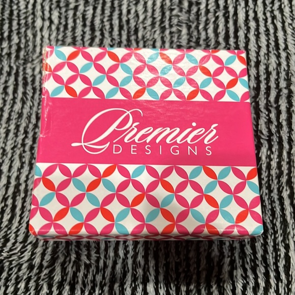 Premier Designs Gold Earrings - Picture 3 of 4